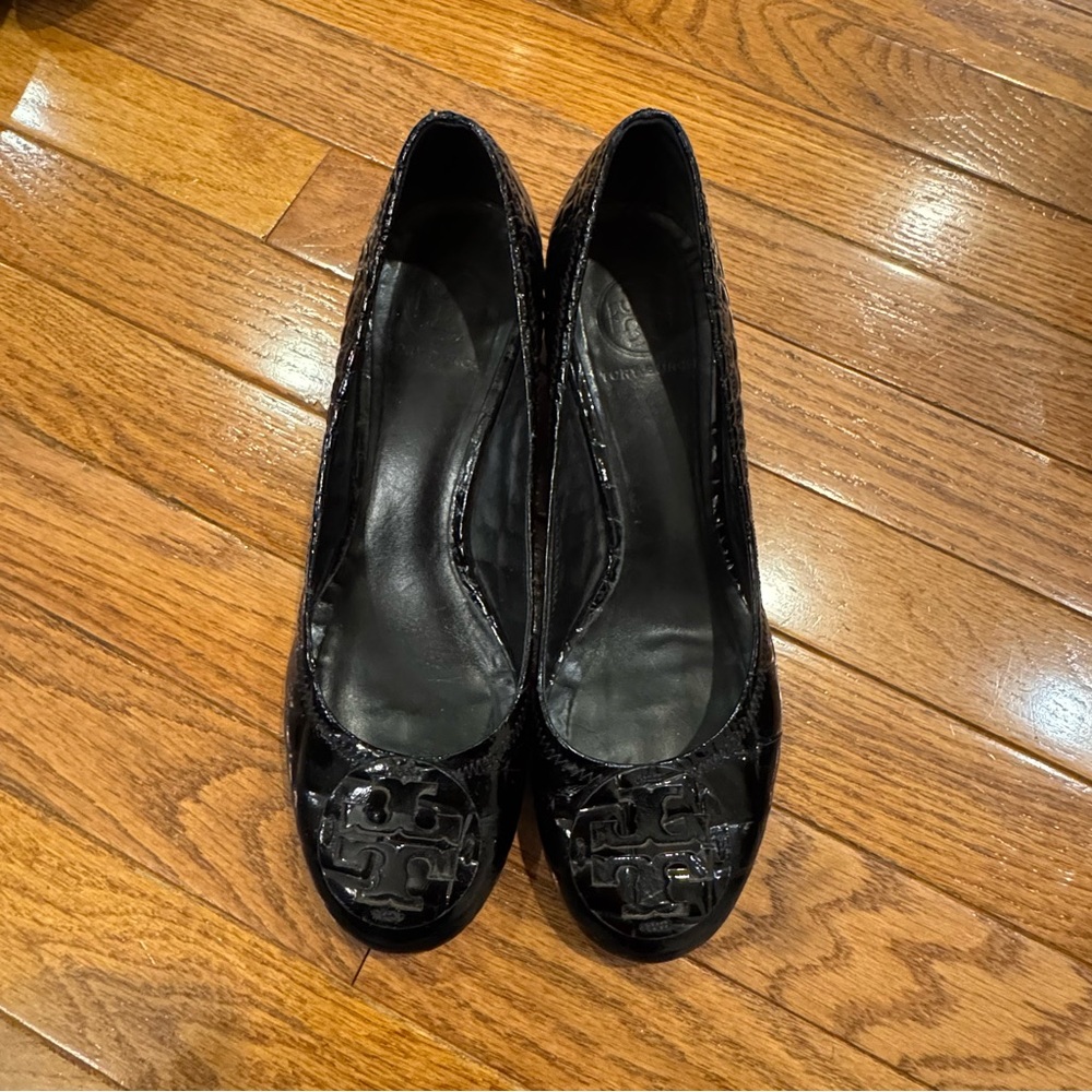 Tory Burch Black leather Embossed Pumps - Picture 3 of 10
